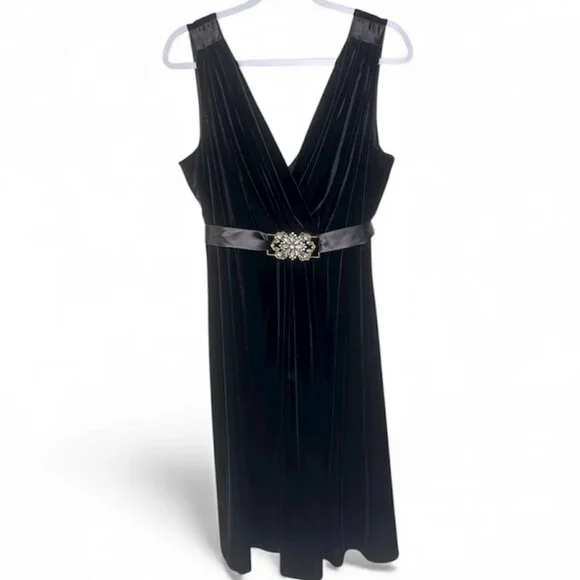 Scarlett Nite Woman Black Velvet Sleeveless Dress Size 18W - Picture 1 of 8